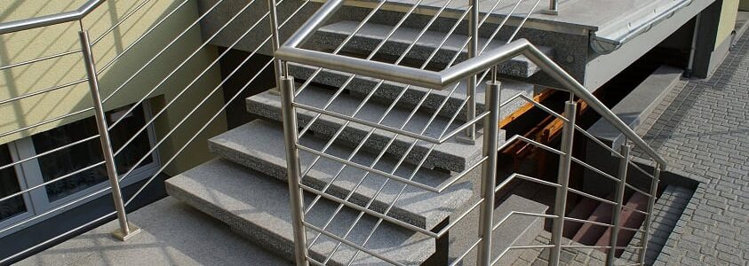Ile kosztują schody granitowe zewnętrzne? Schody granitowe cena, właściwości, możliwości aranżacyjne