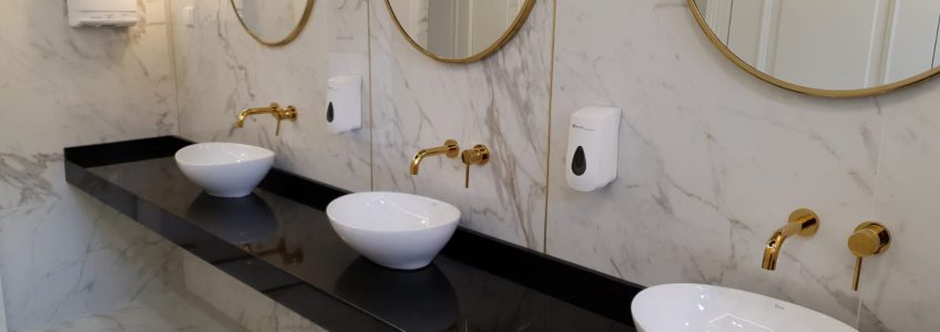 Blat do łazienki – granit, beton, porcelana czy marmur?